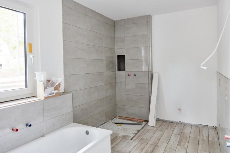 Douche &agrave; l'italienne ou baignoire, un choix structurant pour une salle de bains &agrave; Besan&ccedil;on