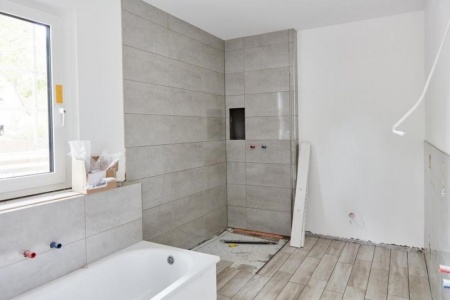 Douche &agrave; l'italienne ou baignoire, un choix structurant pour une salle de bains &agrave; Besan&ccedil;on