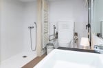Barres d'appui et douche &agrave; l'italienne, comment adapter une salle de bains aux besoins PMR ?